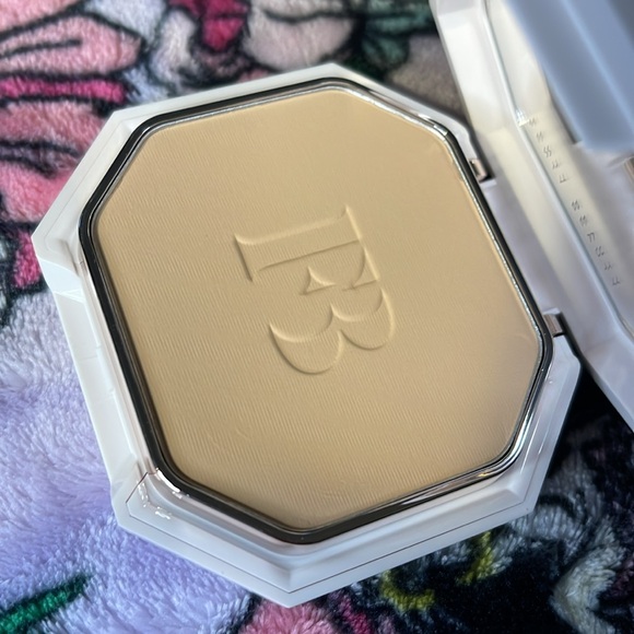 Fenty Beauty 180 Pro Filt’r Soft Matte Powder Foundation - Picture 7 of 7